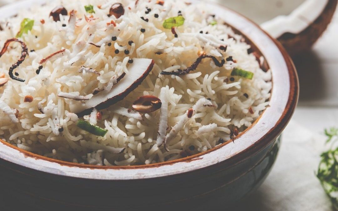 Arroz frito con coco y berza picante